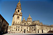 Santiago di Compostela, Galizia Spagna - Piazza della Quintana con la Torre dell'Orologio dalle eleganti forme barocche su di una base gotica. 